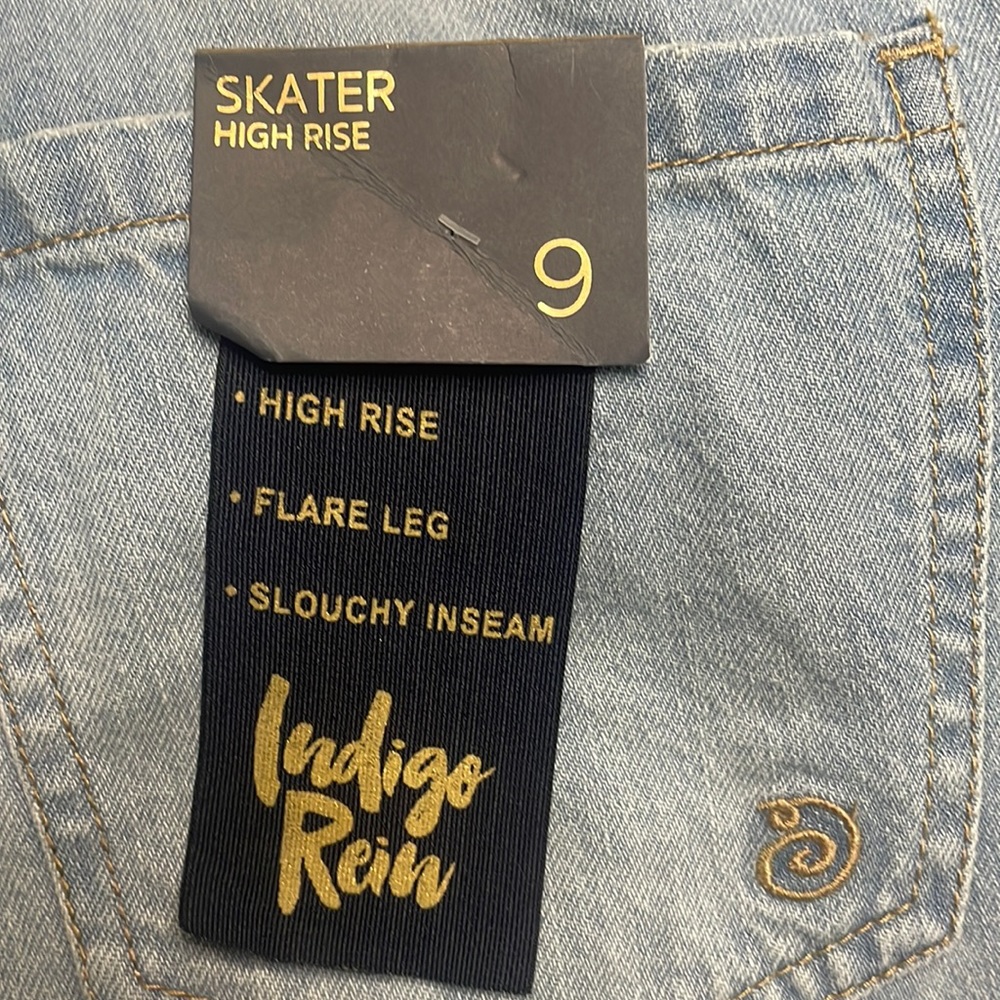 Say size 9 but fit more like a 5 on the waist